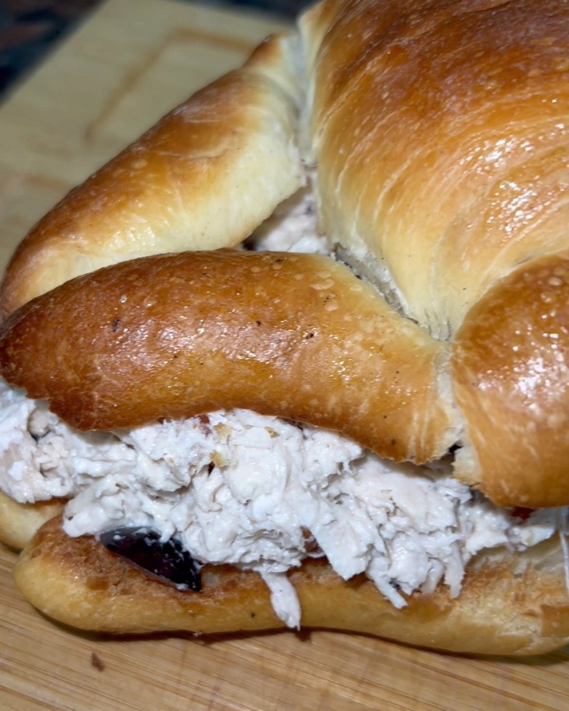 Cuernitos de Ensalada de Pollo con Uva y Nuez