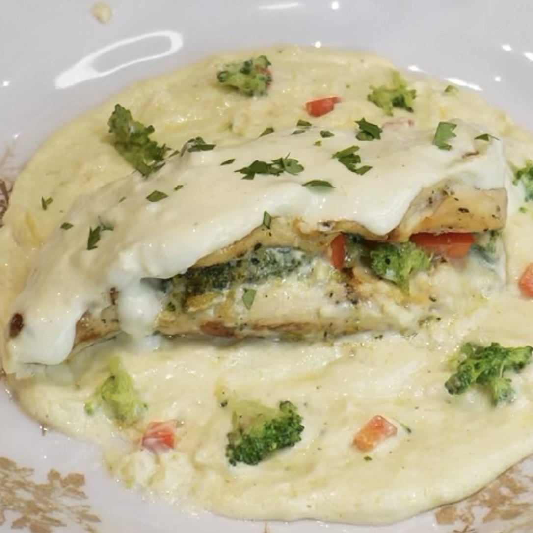 Pechugas de Pollo Rellenas en Salsa Alfredo
