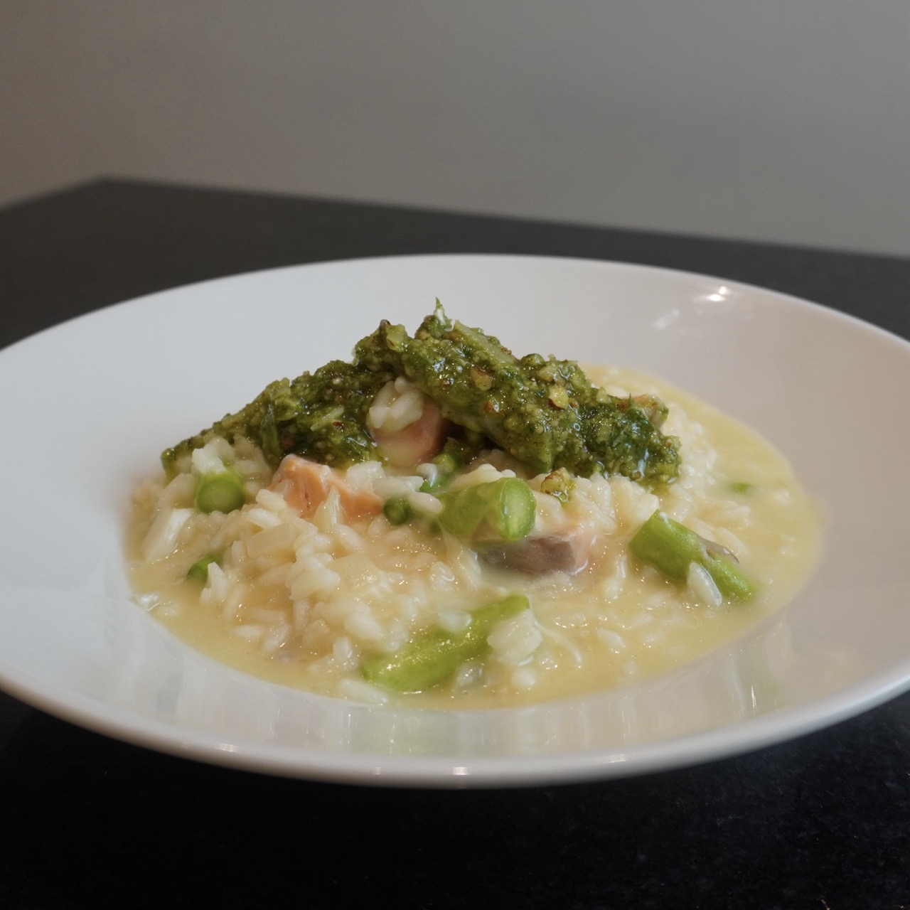 Risotto con Salmón, Espárragos y Pesto